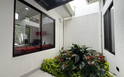 Hermosa Casa de 5 Habitaciones, con Acabados Modernos, Concepto Abierto y Patio con Zona Verde en Goicoechea COD 140285