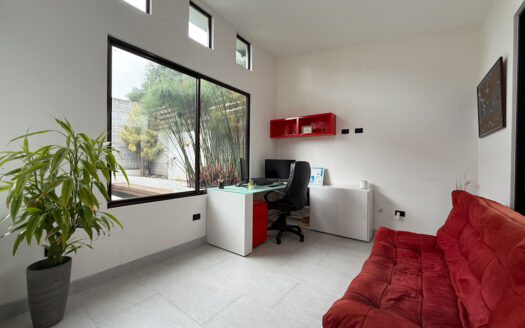 Hermosa Casa de 5 Habitaciones, con Acabados Modernos, Concepto Abierto y Patio con Zona Verde en Goicoechea COD 140285