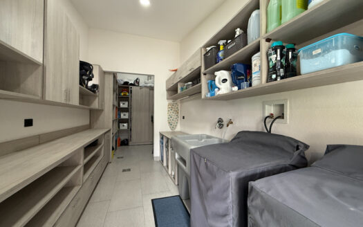 Hermosa Casa de 5 Habitaciones, con Acabados Modernos, Concepto Abierto y Patio con Zona Verde en Goicoechea COD 140285