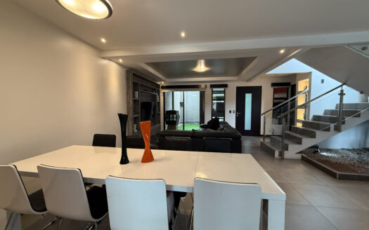 Hermosa Casa de 5 Habitaciones, con Acabados Modernos, Concepto Abierto y Patio con Zona Verde en Goicoechea COD 140285