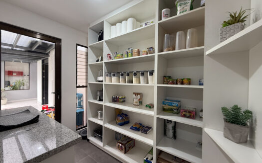 Hermosa Casa de 5 Habitaciones, con Acabados Modernos, Concepto Abierto y Patio con Zona Verde en Goicoechea COD 140285