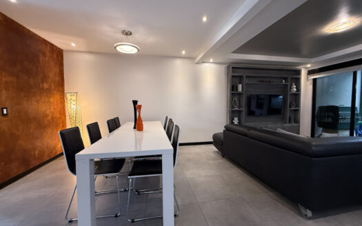 Hermosa Casa de 5 Habitaciones, con Acabados Modernos, Concepto Abierto y Patio con Zona Verde en Goicoechea COD 140285