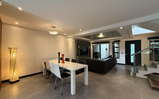 Hermosa Casa de 5 Habitaciones, con Acabados Modernos, Concepto Abierto y Patio con Zona Verde en Goicoechea COD 140285