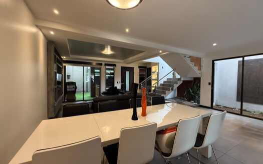 Hermosa Casa de 5 Habitaciones, con Acabados Modernos, Concepto Abierto y Patio con Zona Verde en Goicoechea COD 140285