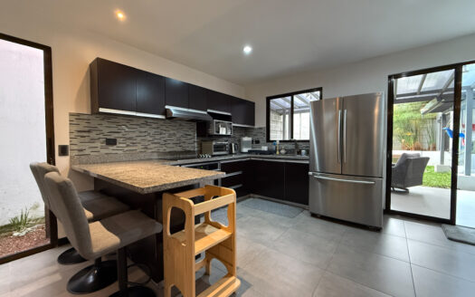 Hermosa Casa de 5 Habitaciones, con Acabados Modernos, Concepto Abierto y Patio con Zona Verde en Goicoechea COD 140285