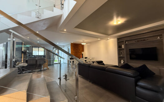 Hermosa Casa de 5 Habitaciones, con Acabados Modernos, Concepto Abierto y Patio con Zona Verde en Goicoechea COD 140285