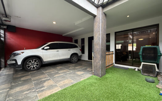 Hermosa Casa de 5 Habitaciones, con Acabados Modernos, Concepto Abierto y Patio con Zona Verde en Goicoechea COD 140285