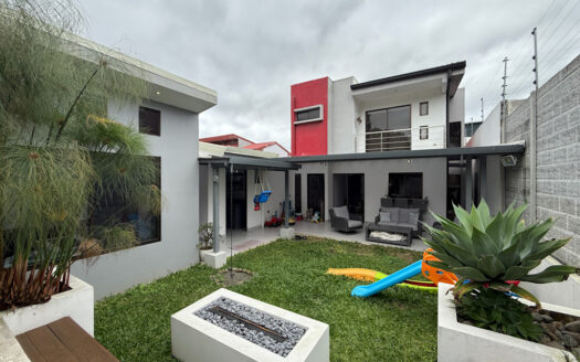 Hermosa Casa de 5 Habitaciones, con Acabados Modernos, Concepto Abierto y Patio con Zona Verde en Goicoechea COD 140285