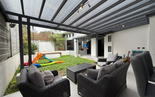 Hermosa Casa de 5 Habitaciones, con Acabados Modernos, Concepto Abierto y Patio con Zona Verde en Goicoechea COD 140285