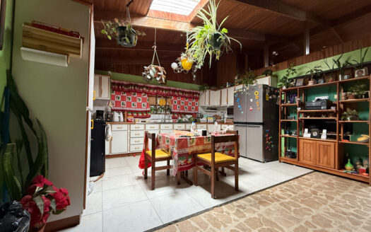 Oportunidad de Propiedad Comercial con Casa, 10 Apartamentos, Cancha de Fut5 y Local, en Llorente de Tibás COD 141181