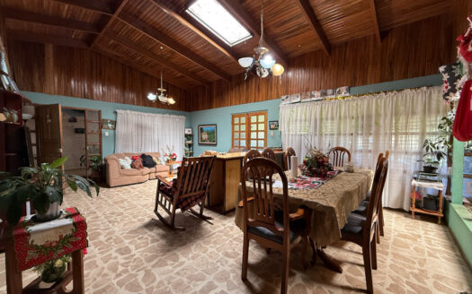 Oportunidad de Propiedad Comercial con Casa, 10 Apartamentos, Cancha de Fut5 y Local, en Llorente de Tibás COD 141181