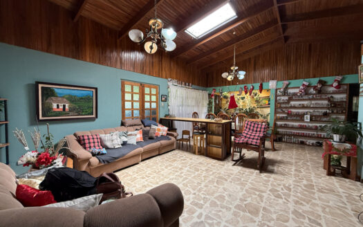 Oportunidad de Propiedad Comercial con Casa, 10 Apartamentos, Cancha de Fut5 y Local, en Llorente de Tibás COD 141181