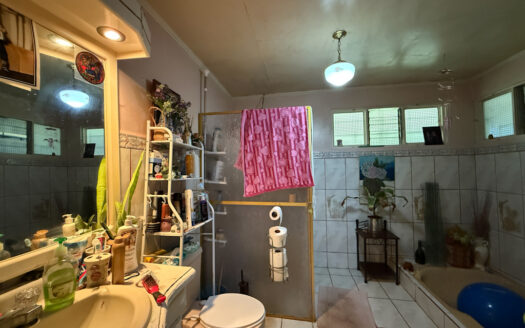 Oportunidad de Propiedad Comercial con Casa, 10 Apartamentos, Cancha de Fut5 y Local, en Llorente de Tibás COD 141181