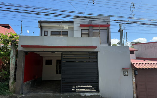 Hermosa Casa de 5 Habitaciones, con Acabados Modernos, Concepto Abierto y Patio con Zona Verde en Goicoechea COD 140285