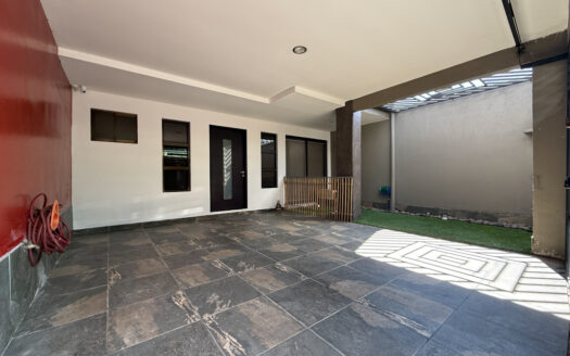 Hermosa Casa de 5 Habitaciones, con Acabados Modernos, Concepto Abierto y Patio con Zona Verde en Goicoechea COD 140285