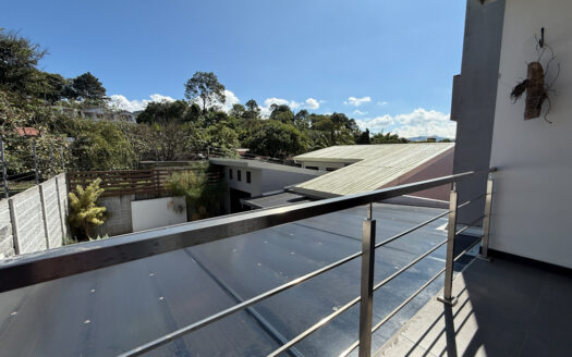 Hermosa Casa de 5 Habitaciones, con Acabados Modernos, Concepto Abierto y Patio con Zona Verde en Goicoechea COD 140285