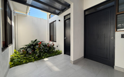 Hermosa Casa de 5 Habitaciones, con Acabados Modernos, Concepto Abierto y Patio con Zona Verde en Goicoechea COD 140285