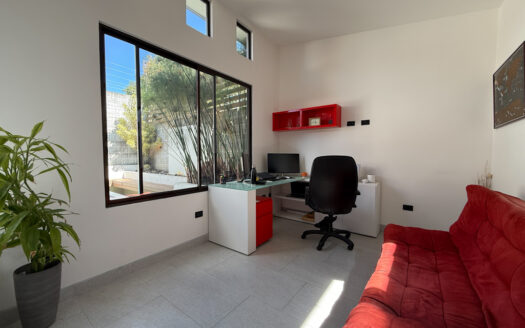 Hermosa Casa de 5 Habitaciones, con Acabados Modernos, Concepto Abierto y Patio con Zona Verde en Goicoechea COD 140285