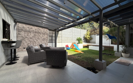 Hermosa Casa de 5 Habitaciones, con Acabados Modernos, Concepto Abierto y Patio con Zona Verde en Goicoechea COD 140285