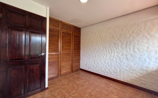 Tres Ríos: Amplia Casa en Alquiler con 3 Habitaciones a Solo Pasos de Calle Vieja. #141875