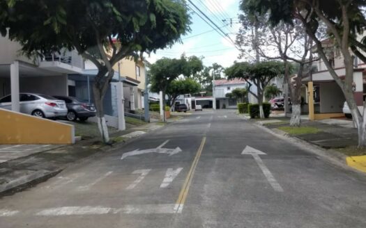 ¡PRECIO DE OPORTUNIDAD! Casa en Venta en Condominio Agua Clara con Dormitorio Principal en Planta Baja. COD. 141604