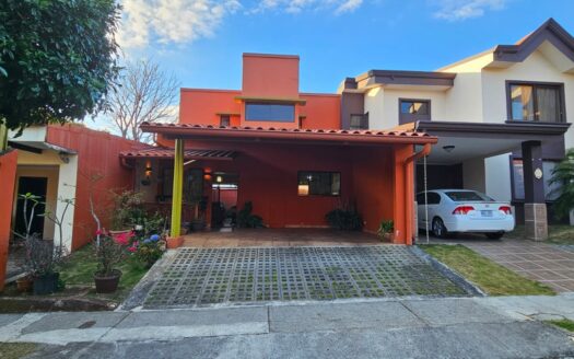 ¡PRECIO DE OPORTUNIDAD! Casa en Venta en Condominio Agua Clara con Dormitorio Principal en Planta Baja. COD. 141604