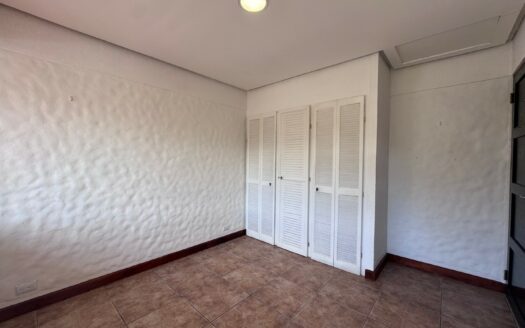 Tres Ríos: Amplia Casa en Alquiler con 3 Habitaciones a Solo Pasos de Calle Vieja. #141875