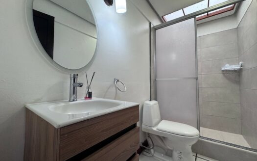 Tres Ríos: Amplia Casa en Alquiler con 3 Habitaciones a Solo Pasos de Calle Vieja. #141875