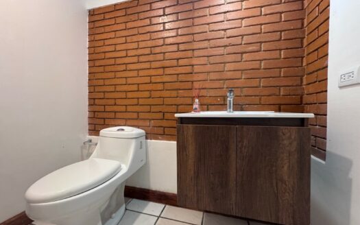 Tres Ríos: Amplia Casa en Alquiler con 3 Habitaciones a Solo Pasos de Calle Vieja. #141875