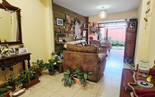 ¡PRECIO DE OPORTUNIDAD! Casa en Venta en Condominio Agua Clara con Dormitorio Principal en Planta Baja. COD. 141604