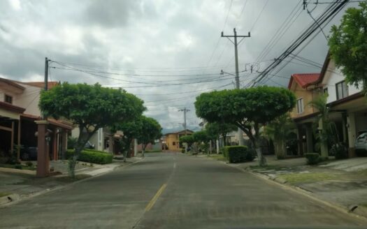 ¡PRECIO DE OPORTUNIDAD! Casa en Venta en Condominio Agua Clara con Dormitorio Principal en Planta Baja. COD. 141604