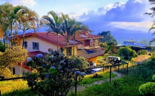 San Ramon: Hermosa Propiedad con Dos Casas en Calle Privada con Espectacular Vista con 2315 Metros de Terreno. #141340