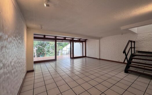 Tres Ríos: Amplia Casa en Alquiler con 3 Habitaciones a Solo Pasos de Calle Vieja. #141875