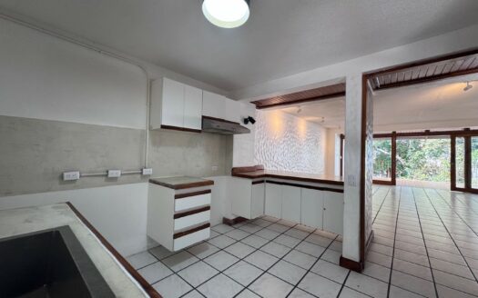 Tres Ríos: Amplia Casa en Alquiler con 3 Habitaciones a Solo Pasos de Calle Vieja. #141875