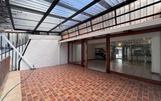 Tres Ríos: Amplia Casa en Alquiler con 3 Habitaciones a Solo Pasos de Calle Vieja. #141875