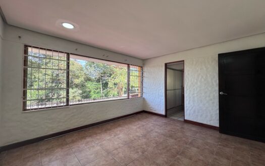 Tres Ríos: Amplia Casa en Alquiler con 3 Habitaciones a Solo Pasos de Calle Vieja. #141875