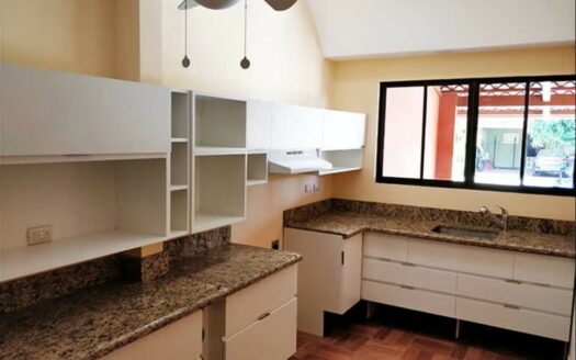 ¡PRECIO DE OPORTUNIDAD! Casa en Venta en Condominio Agua Clara con Dormitorio Principal en Planta Baja. COD. 141604