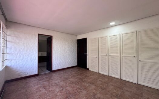 Tres Ríos: Amplia Casa en Alquiler con 3 Habitaciones a Solo Pasos de Calle Vieja. #141875