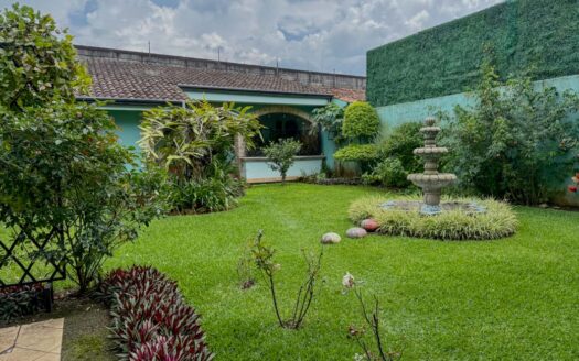 Casa en Venta en Santo Domingo con Amplios Espacios, Seguridad y Vista Panorámica. Código 141368