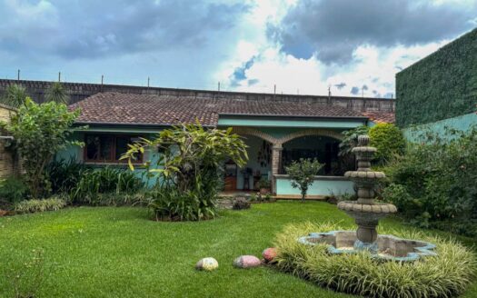 Casa en Venta en Santo Domingo con Amplios Espacios, Seguridad y Vista Panorámica. Código 141368