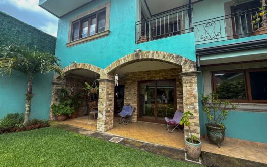 Casa en Venta en Santo Domingo con Amplios Espacios, Seguridad y Vista Panorámica. Código 141368