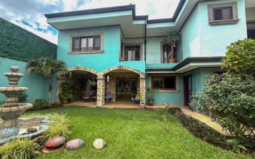 Casa en Venta en Santo Domingo con Amplios Espacios, Seguridad y Vista Panorámica. Código 141368