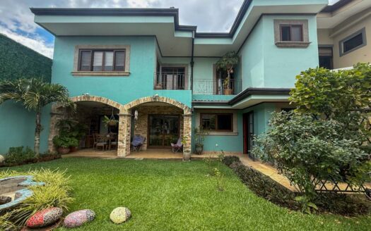Casa en Venta en Santo Domingo con Amplios Espacios, Seguridad y Vista Panorámica. Código 141368