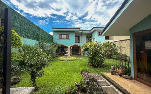 Casa en Venta en Santo Domingo con Amplios Espacios, Seguridad y Vista Panorámica. Código 141368