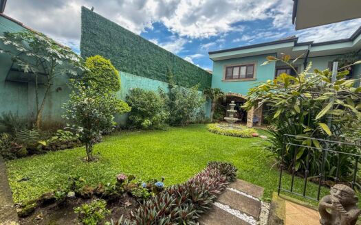 Casa en Venta en Santo Domingo con Amplios Espacios, Seguridad y Vista Panorámica. Código 141368