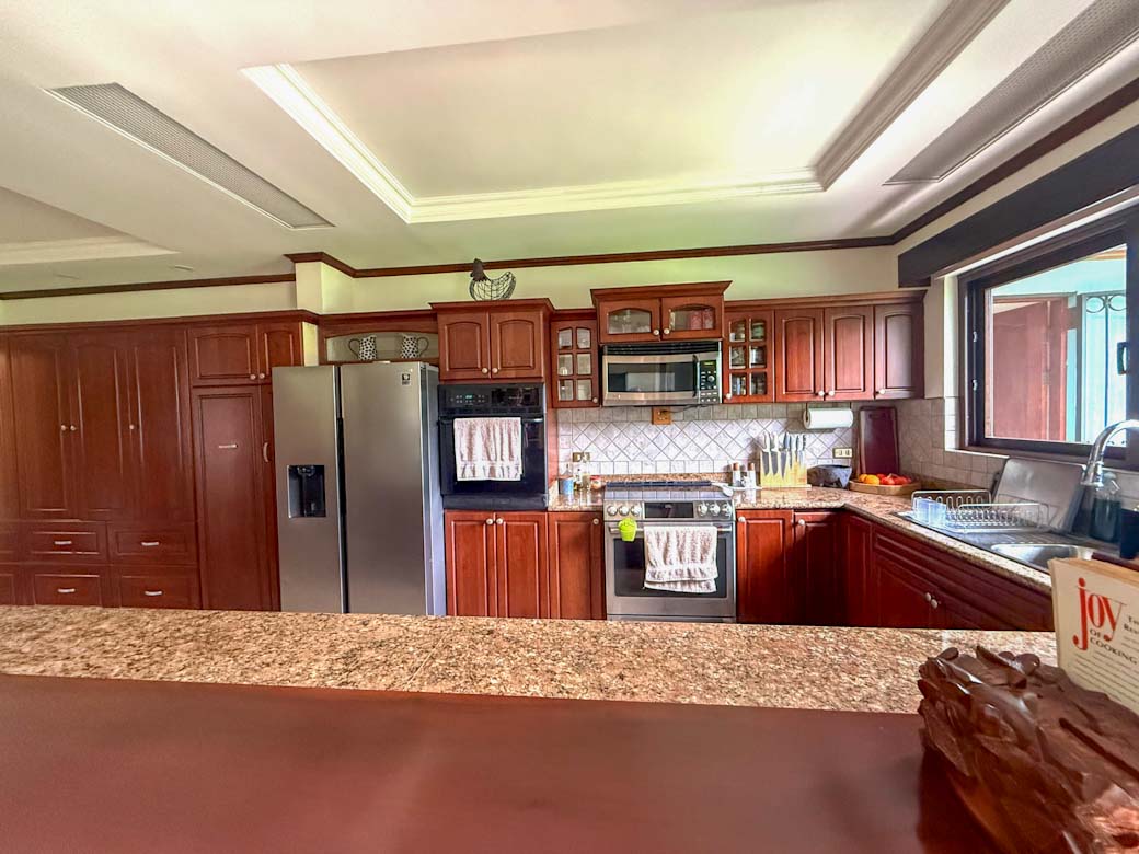 Casa en Venta en Santo Domingo con Amplios Espacios, Seguridad y Vista Panorámica. Código 141368