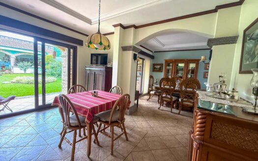 Casa en Venta en Santo Domingo con Amplios Espacios, Seguridad y Vista Panorámica. Código 141368