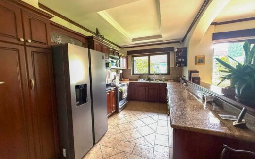 Casa en Venta en Santo Domingo con Amplios Espacios, Seguridad y Vista Panorámica. Código 141368