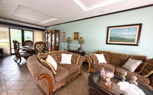 Casa en Venta en Santo Domingo con Amplios Espacios, Seguridad y Vista Panorámica. Código 141368