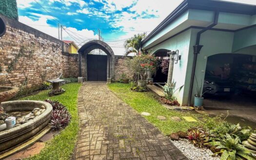 Casa en Venta en Santo Domingo con Amplios Espacios, Seguridad y Vista Panorámica. Código 141368